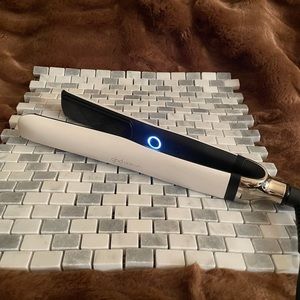 GHD platinum + white hair straightener